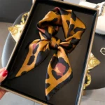 وشاح حريري مربّع بطباعة الفهد للنساء ، علامة تجارية فاخرة ، شالات شاطئ نسائية ، عصابة رأس ساتان ، شال ، باندانا ، جديد ،