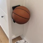 kf-Hf5b34450dae4439aaa503eec511c35cbl-2021-New-Plastic-Ball-Claw-Wall-Mount-Basketball-Holder-Football-Storage-Rack-Ball-Display-Bracket-Space