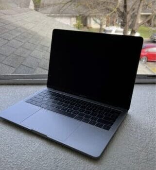 Apple MacBook Pro 2017 13.3 Inch 128 GB BRAND NEW OPEN BOX EXCELLENT CONDITION