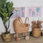 kf-S3d3869fbcae64e40b85c231cf4817ddfU-Retro-Rattan-Doll-Stroller-Toy-Studio-Photo-Props-Baby-Doll-Carriage-Children-s-Room-Decoration-Baby